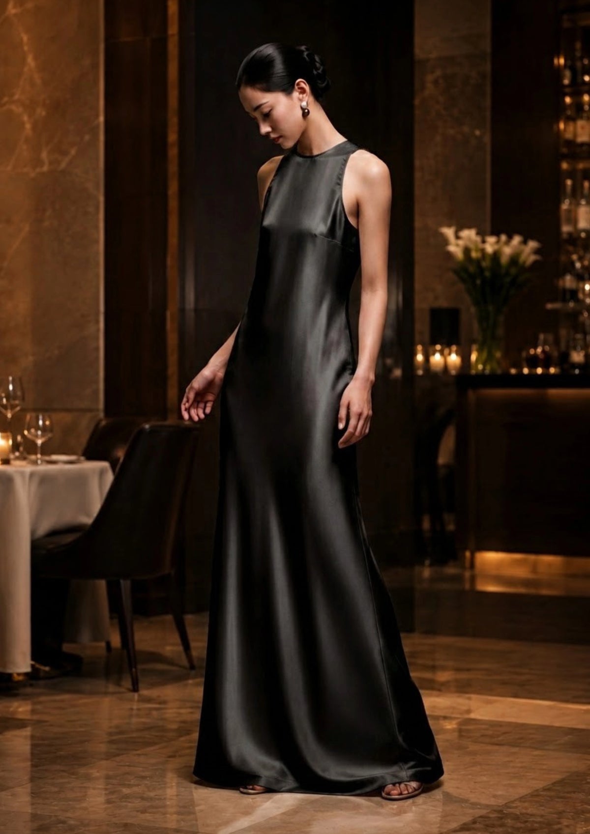 Hochgeschlossenes Seidenkleid im Säulen-Schnitt für Quiet-Luxury-Styling | SBH-013