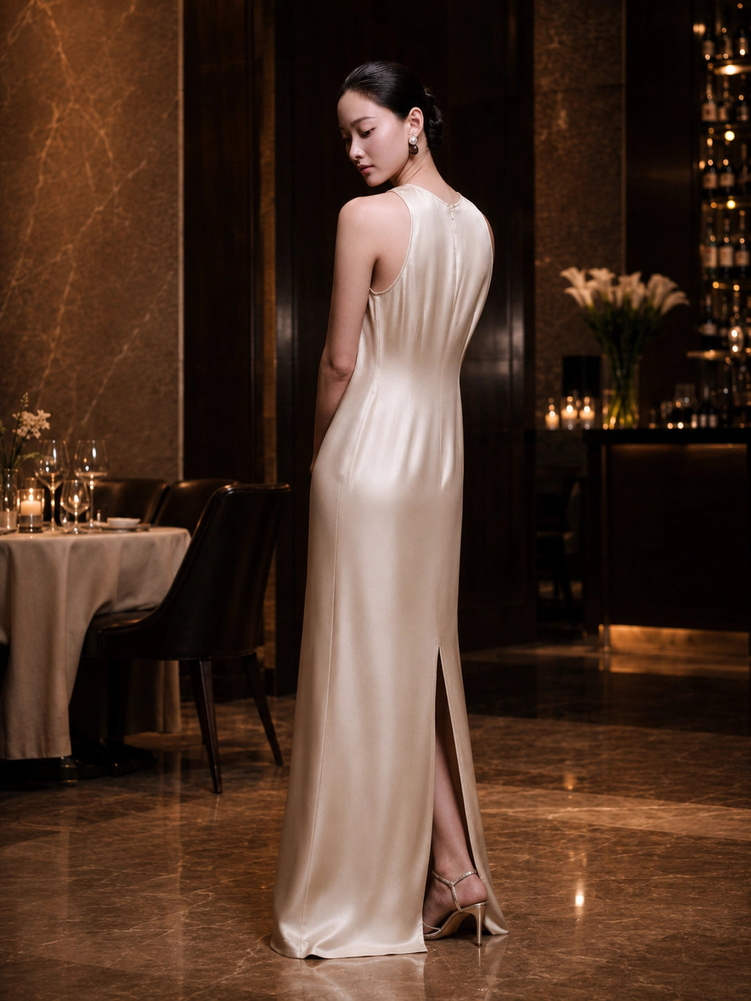 Hochgeschlossenes Seidenkleid im Säulen-Schnitt für Quiet-Luxury-Styling | SBH-013