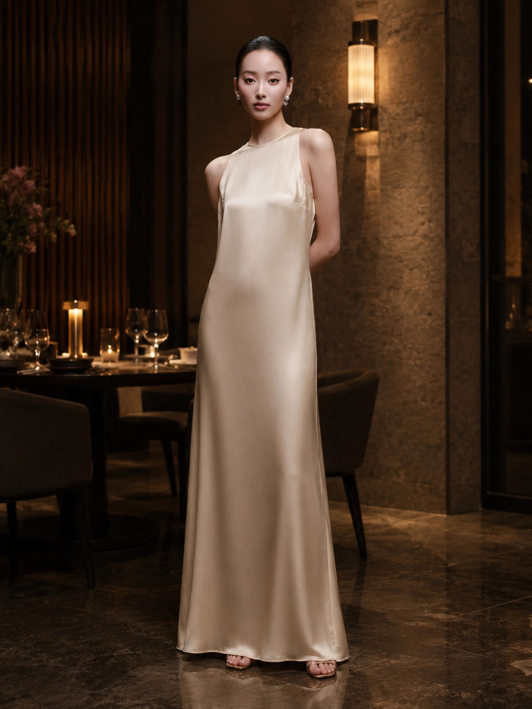 Hochgeschlossenes Seidenkleid im Säulen-Schnitt für Quiet-Luxury-Styling | SBH-013